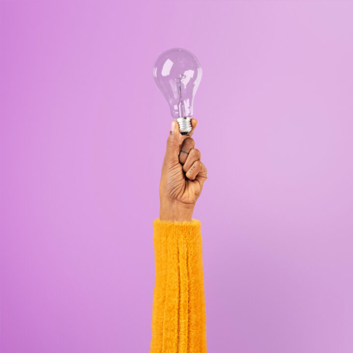 Main qui tient une ampoule, illustration organisation achats performante méthode OAP